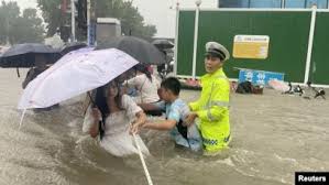 2021/07/21 14:52 【往下看更多】 鄭州地鐵「大體躺月台」慘況曝光!習近平：防大災後有大疫 暴雨襲擊鄭州 鴻海iphone製造大本營受影響？ 公司回應了 陳時中鬆口「解封關鍵目標」 若達標擬提早宣布. Nj9oik1lxwzim