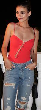 Who Made Victoria Justice S Blue Ripped Jeans And Red Pin Top Outfitid Victoria Justice Victoria Women