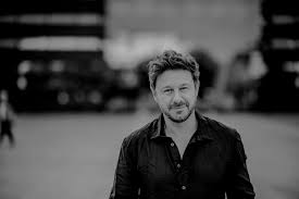 Tatry nawiedziły tłumy, parkingi zastawiły auta. Andrzej Piaseczny Szkoda Kazdej Minuty Ktora Marnujemy Muzyka