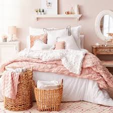 Le rose pâle vu qu'il est devenu tendance déco, n'est plus réservé à la chambre des petites filles, cette teinte est maintenant intégrée dans la décoration pour toute la maison. 1001 Idees Comment Decorer La Chambre Rose Et Blanc Chic