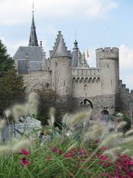 It remained much of a mystery for me having passed by the fortress for the past few years but have not once visited it. Het Steen Is Een Deel Van Een Voormalige Ringwalburg Aan De Rechter Schelde Oever Het Steen Het Oudste Gebouw Van Antwerpen Werd G Antwerpen Belgie Gebouwen
