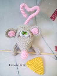 вязаные крючком мыши крысы мышки крыски символ 2020 года A Mouse With A Cheese Pattern Mouse With A Cheese Crochet Pattern Mouse Toy On The Bottle Knitting Patterns Toys Crochet Patterns Crochet Animal Amigurumi