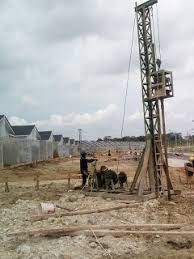 Pelaksanaan metode ini dapat dijelaskan kurang lebih dengan gambar di bawah ini Metode Pondasi Borepile Mini Crane Yang Benar Berkah Pondasi