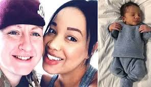 Cặp đồng tính cùng mang thai một em bé