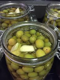 Preparation Des Olives Vertes Le Jour Ou Je Me Suis Lancee Dans Cette Grande Epopee Preparation Des Olives Vertes Recette Olives Preparation Des Olives