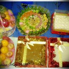 Untuk itu, tak hanya coklat saja makanan yang terdapat dalam hantaran namun masih banyak makanan tradisional lainnya yang bertekstur lengket yang perbedaan seserahan lamaran dengan pernikahan. Hantaran Lamaran Makanan Minuman Kue Kue Di Carousell