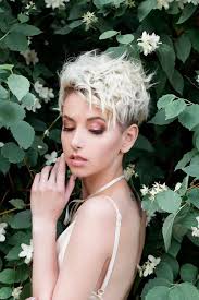 With so many short hairstyles for thick hair, there are a number of trendy haircuts women can get this year. 30 Easy And Cute Styling Ideas To Get Beach Waves For Short Hair
