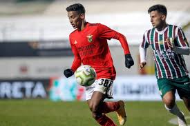 Pedro victor delmino da silva (born 13 april 1998), known as pedrinho, is a brazilian professional footballer who plays for portuguese club benfica as an attacking midfielder. Empresario De Pedrinho Fala Sobre O Momento Do Jogador No Benfica E Afirma Ele Esta Feliz Gazeta Esportiva
