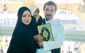 Timbalan yang dipertua dewan rakyat, datuk mohd rashid hasnon hari ini memohon maaf atas kekhilafan beliau berkait penjelasan berkenaan video. Video Keluarga Harmonis Siti Nurhaliza Picu Reaksi Takjub Netizen