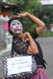 Inem jogja mengajarkan bahwa nggak harus menunggu punya uang milyaran untuk berbuat baik. Lewat Edan Edanan Inem Sampaikan Pesan Kearifan