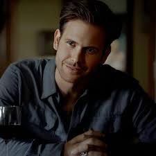 Parece que en The vampire diaries estaba prohibido ser una buena figura  paterna. Alaric fue el único adulto que pudo lidiar con adolescentes y  romances vampiros.