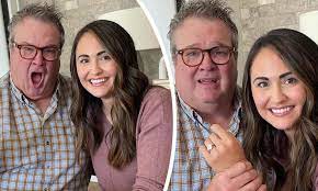 Eric stonestreet took to instagram on sunday august 22 to tells fans that he and his longtime girlfriend lindsay schweitzer . Vvfarwsa2djsxm