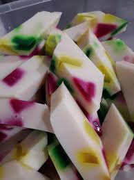 Ada banyak menu masakan yang disukai orang, mulai dari sayur sop yang segar disantap saat cuaca panas, tongseng, gulai, ayam goreng, dan masih banyak lainnya. 10 Menu Ringkas Untuk Jamuan Yang Dijamin Sedap