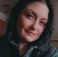 Vibrational patterns in singing bowls and water