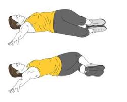 Persona acostada boca arriba realizando rotaciones de cadera para mejorar la movilidad y flexibilidad de la articulación.