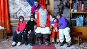 A rovaniemi, sperduto paesino della finlandia, esiste il santa claus village, una sorta di parco a tema dedicato al natale, che è ormai turisticamente riconosciuto come la vera casa di babbo natale.in effetti, parchi di questo tipo sorgono ormai. La Vera Casa Di Babbo Natale In Lapponia A Rovaniemi