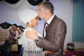 She understood implicitly that her mother would not approve. Mohamed Shidane On Twitter Yasin Brown From Usa Ramla Abdi From Somalia Got Married Today In Garowe Somalia They Ve First Met Online In Facebook Later Yasin Who S Muslim Travelled To