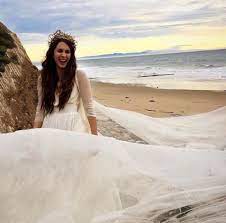 Bertempat di sebuah kota fiksi bernama amerta di bali, pretty little liars adalah tentang empat mahasiswi yang persahabatan nya menjadi retak ketika alissa (yuki kato), sahabat mereka yang populer dan paling berpengaruh, dinyatakan. Troian Bellisario On Wedding Day Celebs Troian Bellisario Wedding Pretty Little Liars