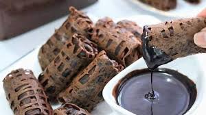 Aduk adonan selai/pasta coklat ini sampai licin dan tidak bergerindil. Cara Membuat Saus Coklat