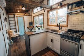 Une Tiny House De 30m2 Avec Vue Planete Deco A Homes World En 2020 Cuisines De Maison Minuscules Interieurs De Toute Petite Maison Cuisines Maison