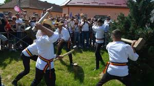 Astfel, românii își pot programa o minivacanță de trei zile. In Direct Parada Cailor Si Baterea Armindenilor De Rusalii La Feldioara Newsbv