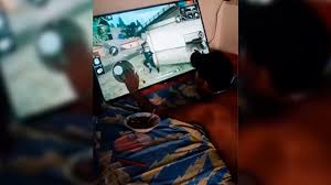 Wild fire flashing on dark background for war and violence topics in 4k slow motion. Free Fire Video De Tiktok Se Hace Viral Al Mostrar A Un Joven Jugando El Battle Royale Desde Una Tv Plasma Fotos Video La Republica