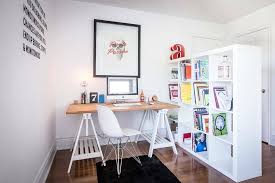 Apabila ingin ruang makan yang memiliki kesan hangat maka kita bisa menggunakan ruang makan tersebut dengan memakai furniture yang terbuat dari kayu. 13 Tips Hadirkan Desain Ruang Kerja Minimalis Di Rumah Artikel Spacestock