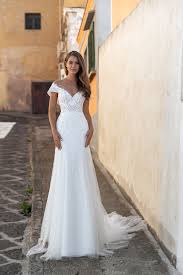 Figurbetonte brautkleider in dezenten spitzen. Monica Loretti Style 8123 Brautmode Standesamtliche Trauung Kleid Brautkleid Schlicht