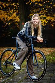 Het koppel zat toen nog vol goede moed. Sarah De Bie De Sterke Vrouw Achter Wout Van Aert 2018 Mo Gazet Van Antwerpen Mobile