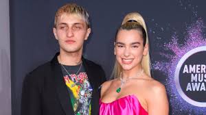 Dua lipa and anwar hadid, gigi and bella's brother, appear to be dating after they were seen kissing at a music festival. Dua Lipa Celebrates One Year Anniversary With Anwar Hadid Now 100 5 Fm