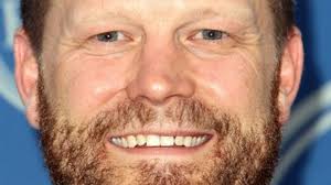 Tim Thomas inspires hope during his day with the Cup