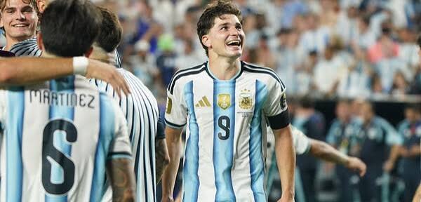Las voces que emocionaron a un país: los emotivos relatos que contaron el golazo de Julián Alvarez contra Suiza