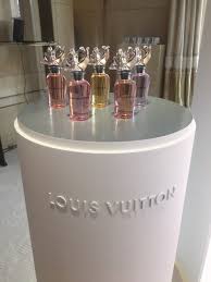 Jun 30, 2021 · cada perfume é composto por uma família olfativa, grupos que classificam as fragrâncias conforme suas características, ingredientes e tempo de duração na pele e podem ser divididas em 7. Louis Vuitton Frank Gehry Collaborate On New Fragrance Project Viral Nigeria