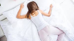 Tidurlah pada posisi kiri, lengan ditempatkan di bawah tubuh serta kaki kiri lurus ke bawah. Bunda Hamil Muda Apakah Aman Jika Tidur Tengkurap