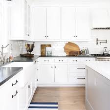 Since they are right now so popular in the american kitchen, this style of design can be found in stock in tons of stores online and offline. Aucune Description De Photo Disponible Clean Kitchen Cabinets Kitchen Remodel Kitchen Design