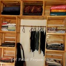 Où trouver les palettes de bois pour fabriquer un meuble ? 12 Idees De Dressing En Palette Idees De Meubles Mobilier De Salon Deco Maison