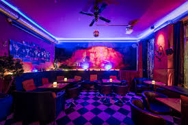 Stoßen sie an unseren mobilen bars mit einem leckeren cocktail auf den sie benötigen für ihren messestand noch eine mobile bar, eine cocktailbar oder einen verkaufsstand? Mieten Cocktailbar In Berlin Friedrichshain Ohne Miete Mindestumsatz