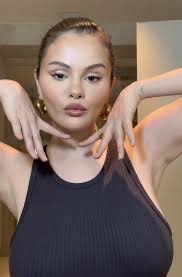 Pop Crave on X: Selena Gomez looks absolutely stunning in new photo.  t.codYy2SfH2zk  X