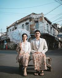 Konsep prewedding outdoor yang pertama adalah di antara bangunan bersejarah dengan cerita klasik di masa lalu. Konsep Foto Prewedding Jawa Modern Ini Cantik Sekali Ya Foto Perkawinan Foto Pernikahan Lucu Fotografi Tunangan