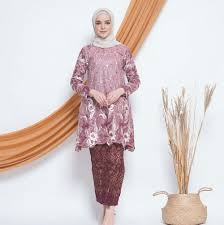 Tak perlu model yang ribet untuk baju. 10 Rekomendasi Outfit Tunangan Di Bawah Rp 500 Ribuan Mewah Anggun