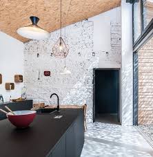 Cette Maison A Ete Renovee Avec Beaucoup De Gout Par L 39 Architecte Jean Francois Revillon Ce N 39 Etait Pourtant Maison Renovation Maison Maison De Ville