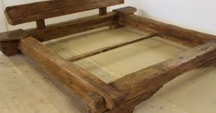 Altholzmobel Haben Charakter Dieses Bett Aus Altholzbalken Alter Ca 300 Jahre Mit Einer Ansprechenden Dunklen Obe Altholz Mobel Aus Altholz Holzbalken Bett