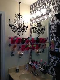 Pin By Desiree Reyes On Home Ideas Red Bathroom Decor White Bathroom Decor Bathroom Red