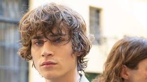 Se è passato troppo tempo dall'ultimo cambio di pettinatura, probabilmente siete pronti . Tendenze Tagli Di Capelli Uomo Autunno Inverno Uomo 2020 I Tagli Di Capelli Ricci Di Media Lunghezza Per Lui Adversus