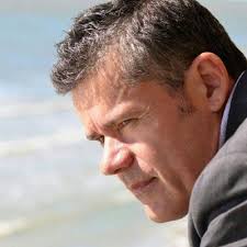 El equipo de “el desayuno” de 107.5 Amor en Miami obsequió a la maestra Fatima  Romay un cheque de $1000 cortesia de Art Dental Studio para arreglar su  clase como parte de