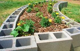 Hochbeete Im Garten Bauen Ideen Material Zementbloecke Hochbeet Garten Hochbeet Erhohte Gartenbeet