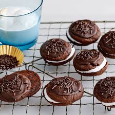 Biscuits Sandwichs Au Chocolat Et A La Guimauve Les Enfants Raffoleront De Ces Mini Sandwichs Agrave La Guimauve Voir L Desserts Hot Chocolate Cookies Food