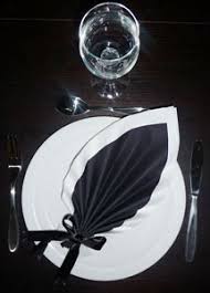 Pliage serviette la rose découvrez comment effectuer en deux temps trois mouvements un pliage de serviette mariage communion noel anniversaire. Pliage De Serviettes De Table En Papier Pliage De Papier Origami Deocration De Table Plier Du Papier Decor De Table Origami Serviettes En Papier