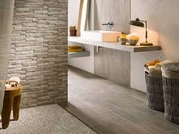Piastrelle bianche lucide o satinate, piastrelle dai colori vivaci e frizzanti, rivestimenti in tonalità morbide e moderne. Pin Su Gres Porcellanato