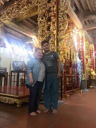 Vào lúc 17 giờ chiều hôm nay, đền thờ tổ sẽ chính thức đóng lại và kết thúc 2 ngày làm lễ. Chuyá»‡n Vá» NgÆ°á»i Giá»¯ Ä'á»n Thá» Tá»• Nghiá»‡p Cho Nghá»‡ SÄ© Hoai Linh